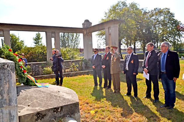 Coroane de flori la Monumentul Ostaşului Sovietic şi Român