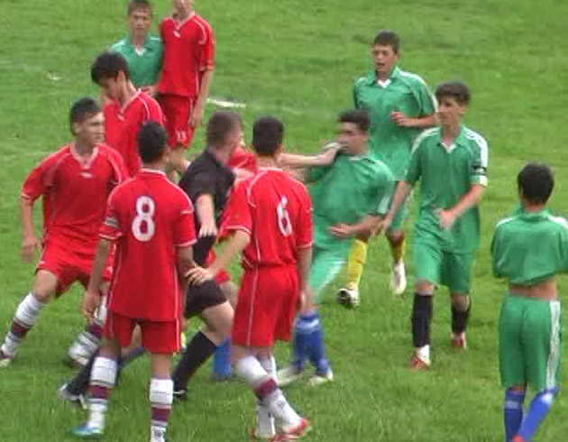 Injurii şi lovituri pe terenurile de fotbal din judeţ