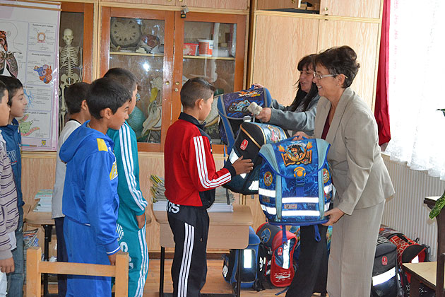 Şase sute de copii vor primi ghiozdane din Germania