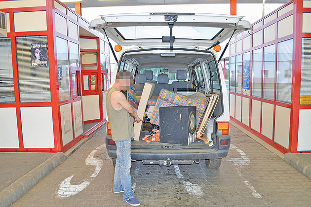 O femeie s-a ascuns în canapea pentru a trece frontiera