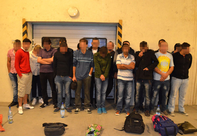 Nouăsprezece migranţi sirieni, ascunşi într-un tir, prinşi la Petea