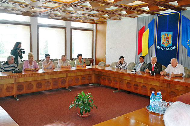 Pensionari din Galaţi şi Oneşti, în vizită la Palatul Administrativ