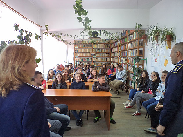 Elevii îndrumaţi de deţinuţi  să nu le urmeze exemplul