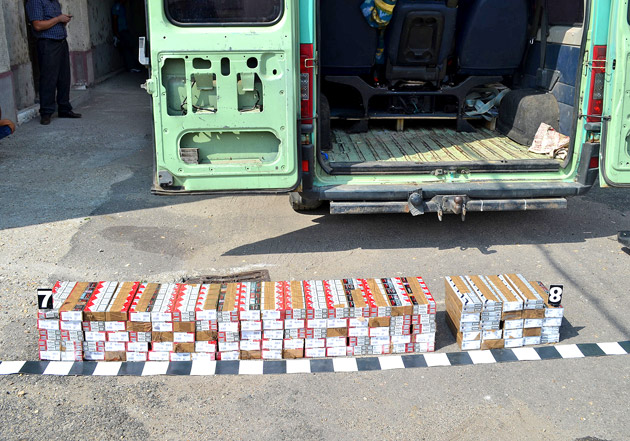 Peugeot burduşit cu peste 1.000 de pachete de ţigări