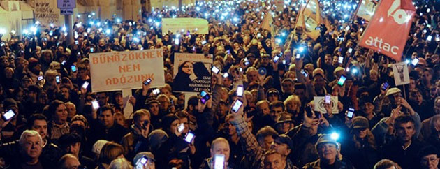 Mii de manifestanţi au protestat la Budapesta faţă de taxa pe Internet