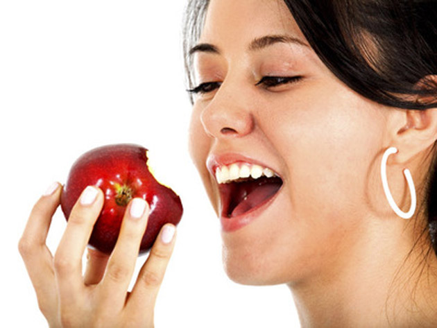 MITURI privind igiena orală: Ajută fructele mâncate înainte de culcare la curăţarea dinţilor? Care este modul corect de spălare pe dinţi