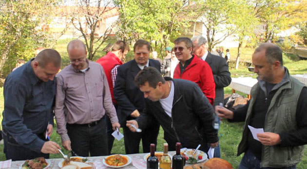 Vin şi bogracs din plin la Dobra