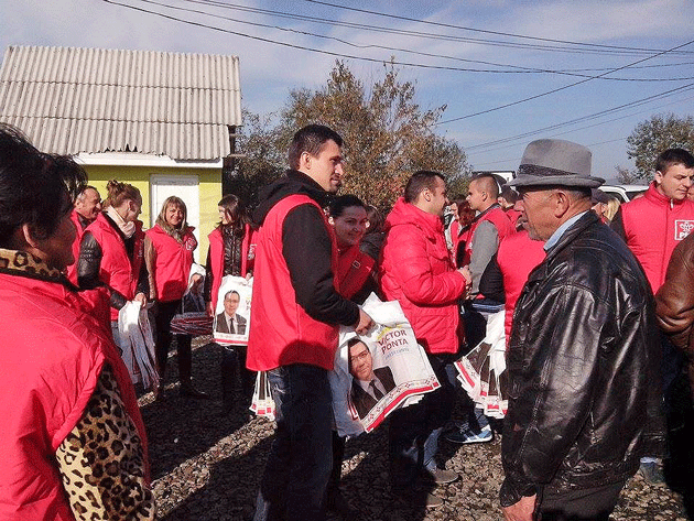 Staff-ul de campanie al PSD, în târgul din Bixad