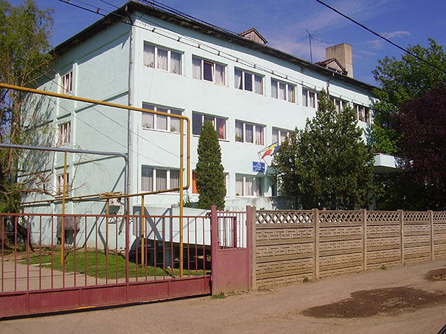 Pălincă pentru şef din merele bătrânilor