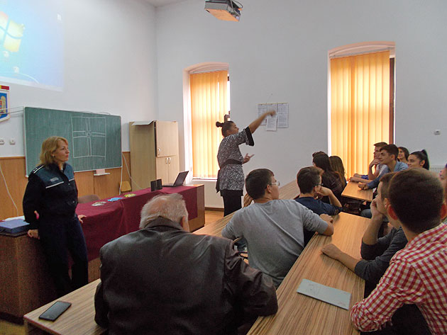 Peste o sută de elevi preveniţi privind drogurile  şi traficul de persoane