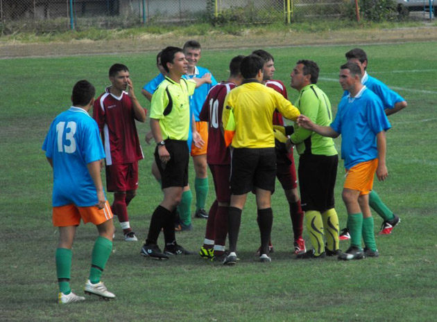 Arbitru înjurat şi scuipat la meciul Tarna Mare-Dorolţ II