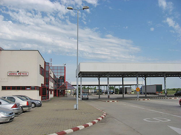 Aproape o sută de televizoare, introduse ilegal prin vama Petea