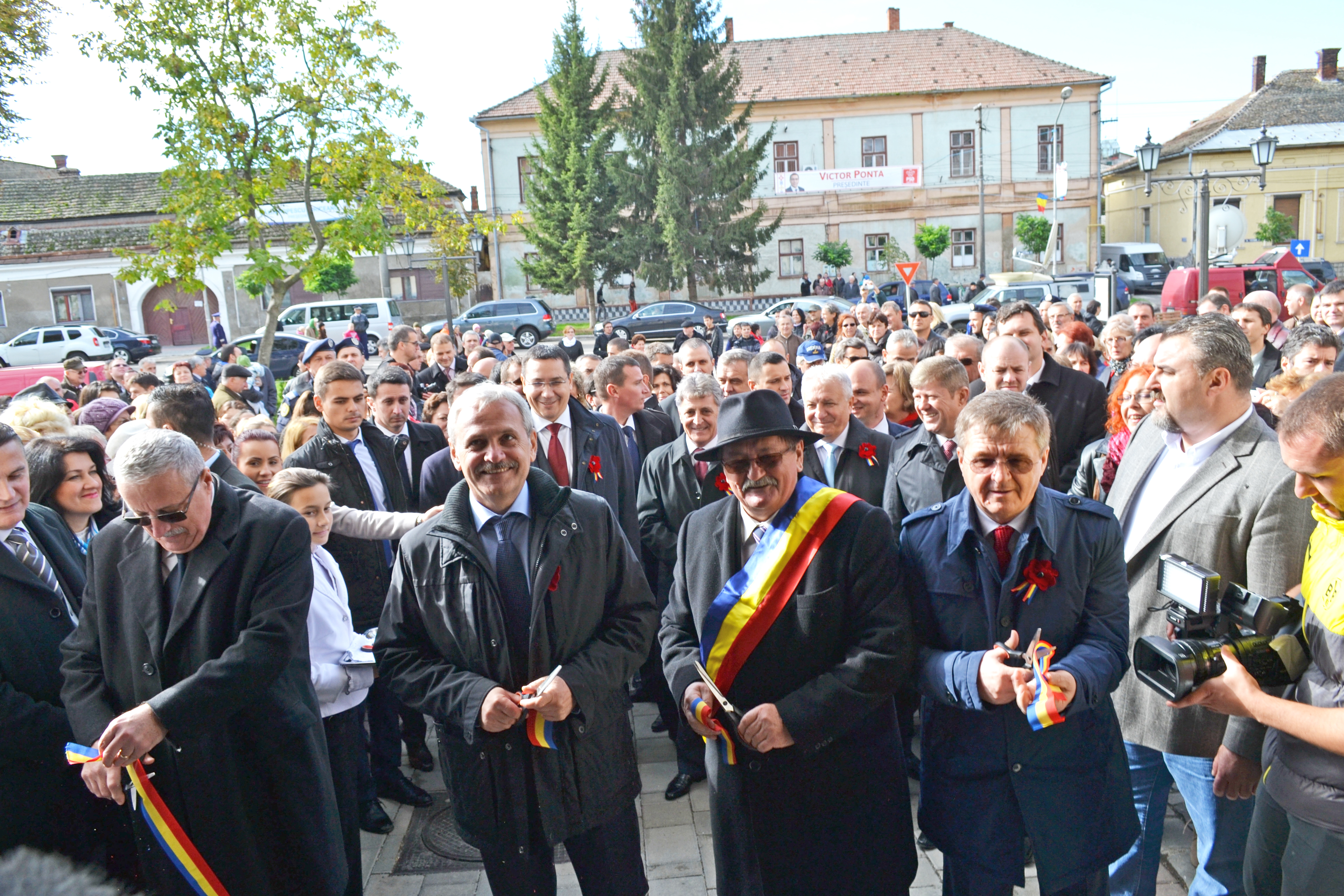 Victor Ponta şi Liviu Dragnea au inaugurat noul sediu al Primăriei Carei