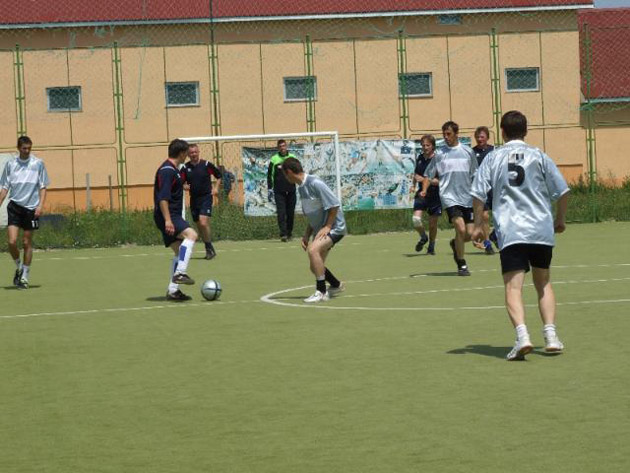 Minifotbal / Sentierri şi Roş-Albaştrii câştigă la scor