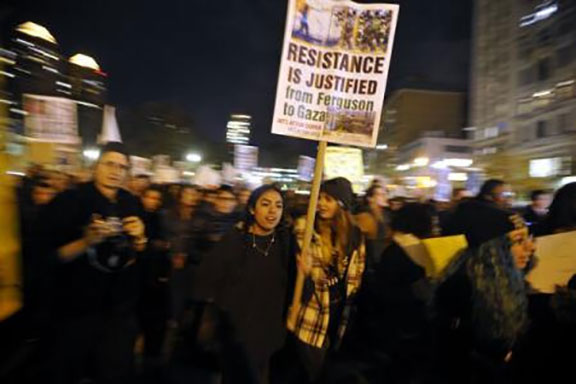 SUA: A doua noapte de proteste la Ferguson și în multe alte orașe