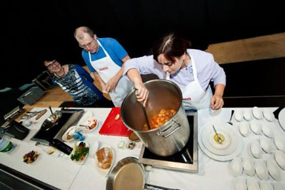 Carnea, peștele, lintea, soia și drojdia de bere, printre alimentele care păstrează părul în stare bună