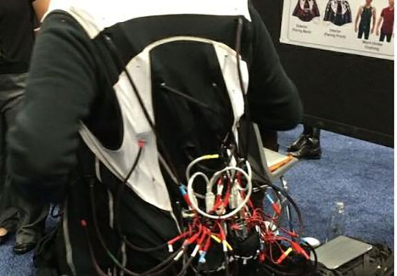 O vestă pentru persoanele care suferă de surditate transformă sunetele în vibrații