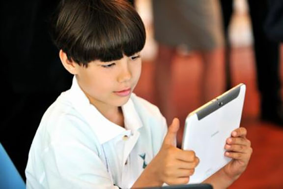 Părinții să își țină copiii departe de telefoane, tablete și televizoare