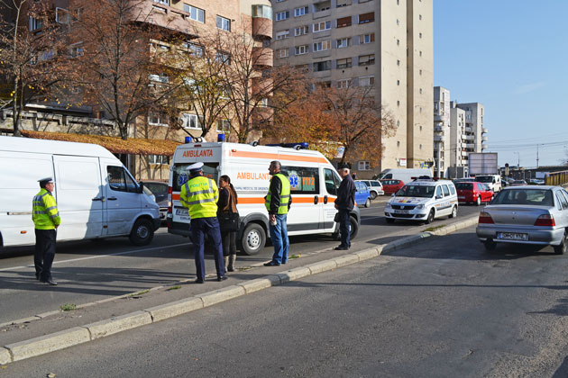 Femeie accidentată grav traversând prin  loc nepermis