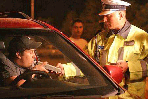 Prieteni cu Bachus, suprinşi în trafic la volan
