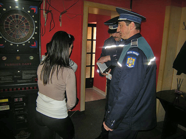 Barurile de lângă şcoli, luate la puricat de poliţişti