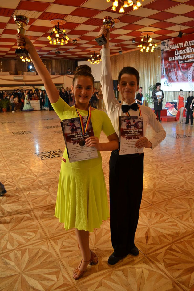 C.N. de clase Loga Dance School pe podium