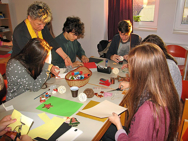 Daruri pentru vârstnici confecţionate  de tineri