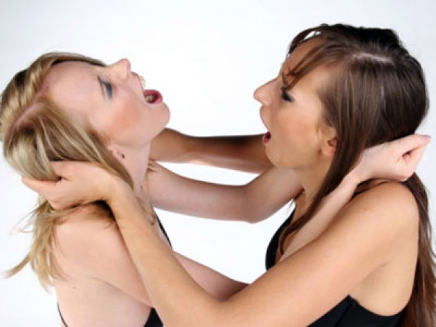 Două sătmărence s-au pălmuit într-un bar