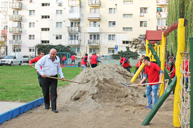 Primarul Dorel Coica a dat o mână de ajutor celor de la Grădiniţa Voinicelul