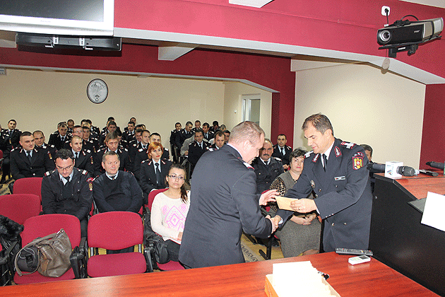 Avansări în grad la pompieri şi jandarmi