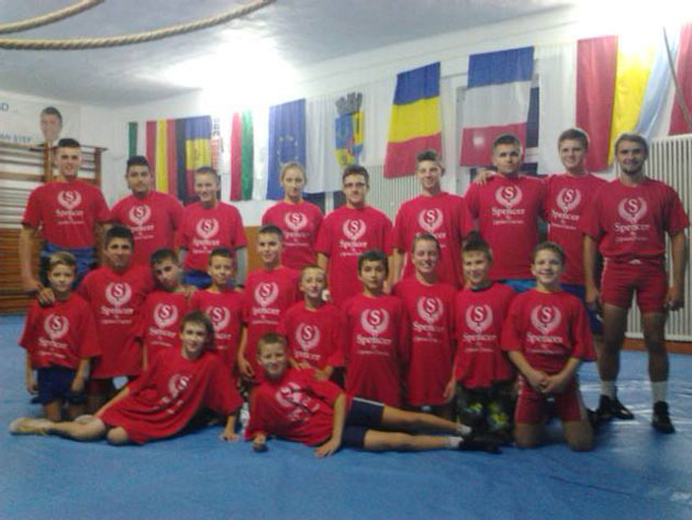 Lupte / 12 calificaţi la finalele U 16