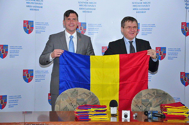Consiliul Judeţean va împărţi  sătmărenilor peste 3.000 de drapele