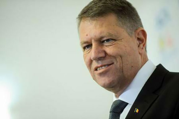Alba: Klaus Iohannis, întâmpinat cu pâine și sare la manifestările de Ziua Națională