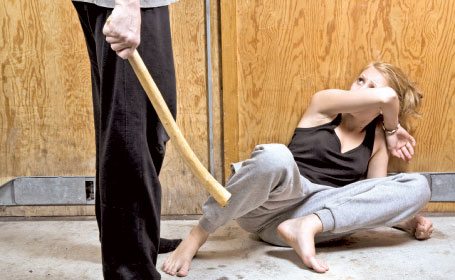 Femeie păruită de un cuplu gelos