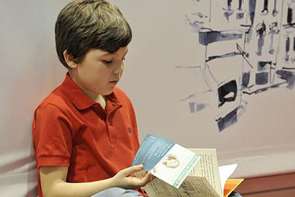 Pentru un somn mai bun este preferabil de citit o carte 'adevărată' decât în format electronic