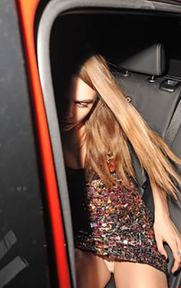 RUȘINICĂ! O vedetă NE ARATĂ CHILOȚII în TOATĂ SPLENDOAREA!