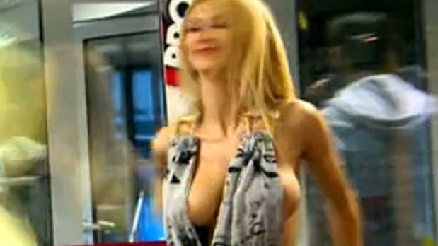 Apariţia incendiară a Andreei Bălan! Nurii artistei au scăpat din rochie