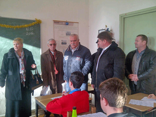 Volume din seria James Bond pentru elevii careieni