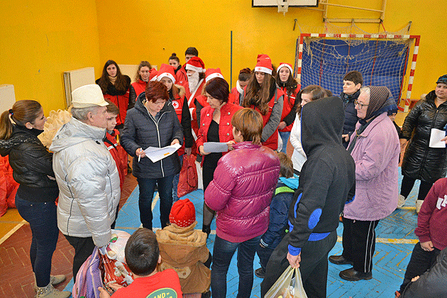 Moş Crăciun a împărţit cadouri elevilor nevoiaşi de la „Mircea Eliade”