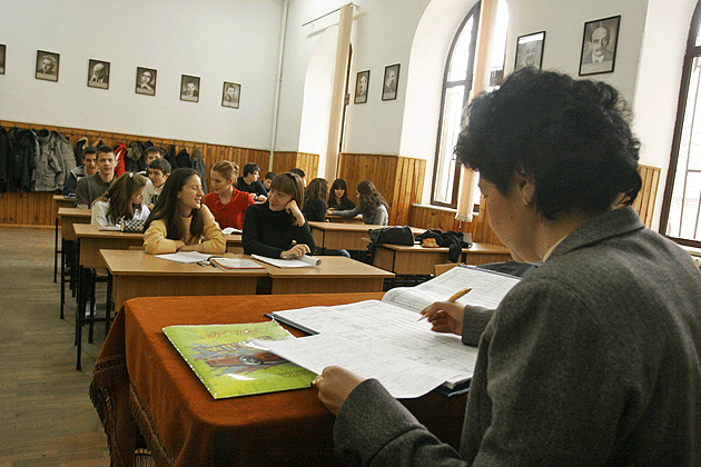 Guvernul Ponta dă bani în plus profesorilor