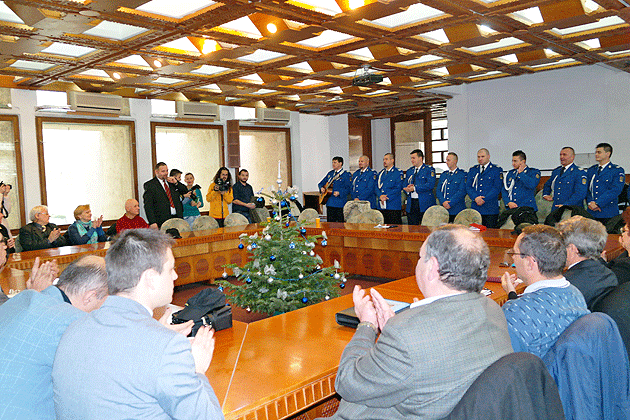 Jandarmii sătmăreni, cu colinda la Instituţia Prefectului