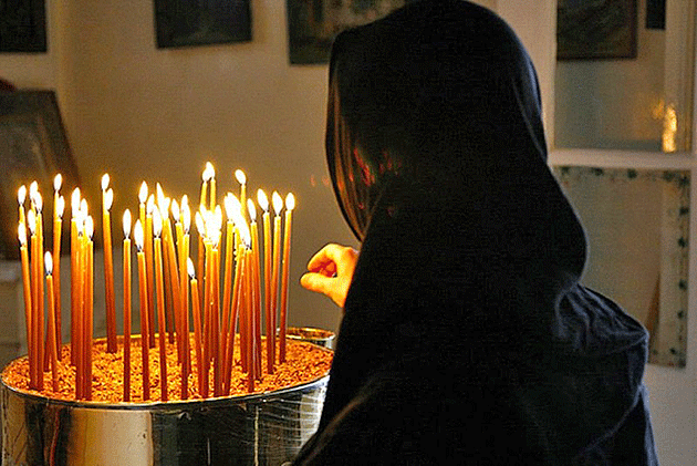 Pompierii îi atenţionează pe credincioşi vizavi de utilizarea corectă a lumânărilor