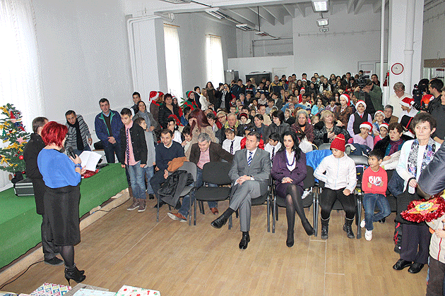 Magia Crăciunului aduce zâmbete pe feţele  copiilor cu dizabilităţi