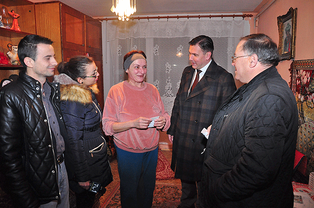 Coş de Crăciun pentru o sătmăreancă singură, bolnavă şi nevoiaşă