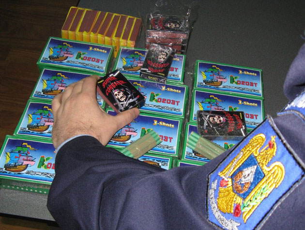 Poliţiştii le-au puşcat dosare penale “comercianţilor” de petarde