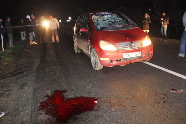 Biciclist spulberat de o maşină şi aruncat în şanţ