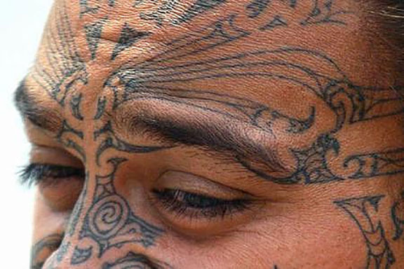 Tatuarea ochiului, tendință care îi îngrijorează pe medici