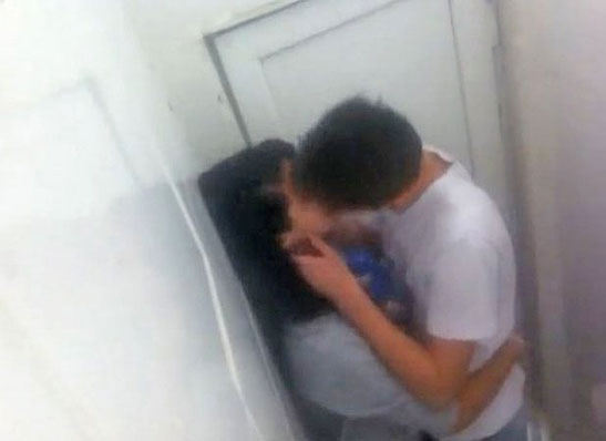 Scene XXX într-un liceu din România! Trei elevi au făcut sex de faţă cu colegii şi totul a fost filmat