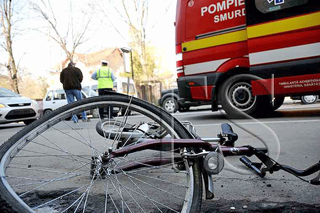 Biciclistă, rănită grav într-un accident rutier. A ajuns la spital