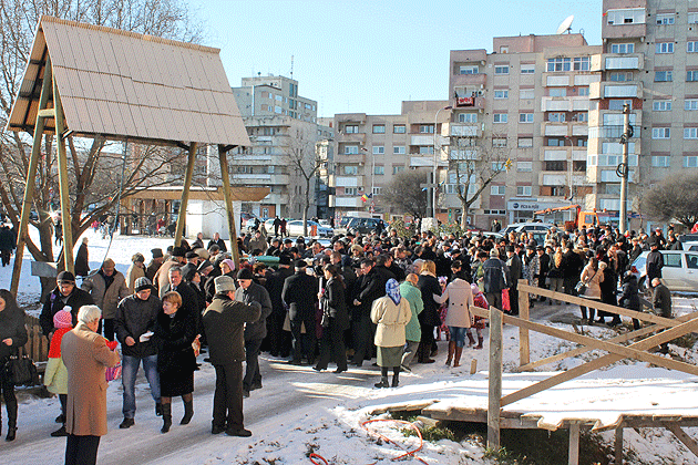Mii de credincioşi au venit să ia apă sfinţită